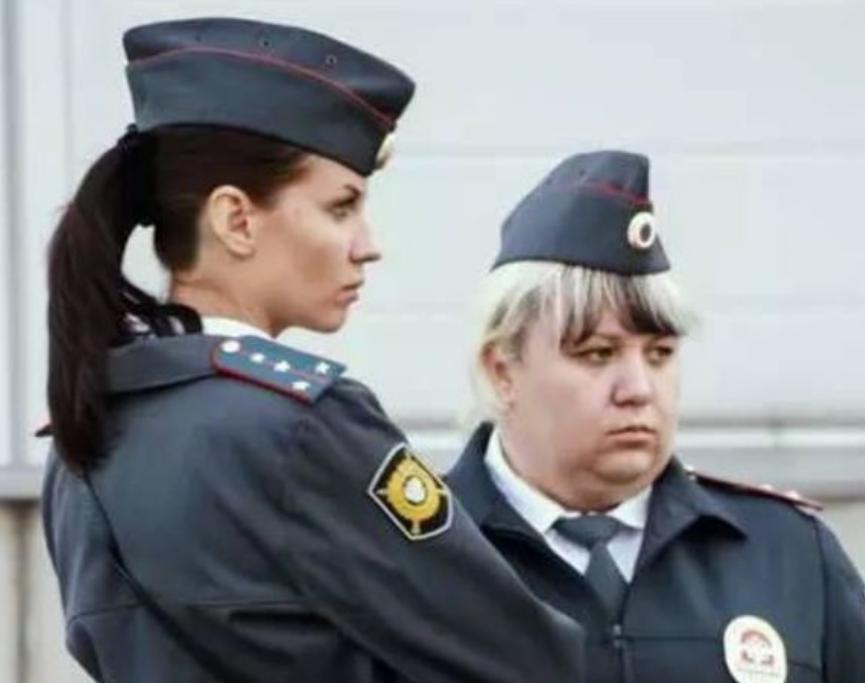 美国黑老大监狱“后宫”:女警投怀送抱,为他生5娃,每月收1.6万