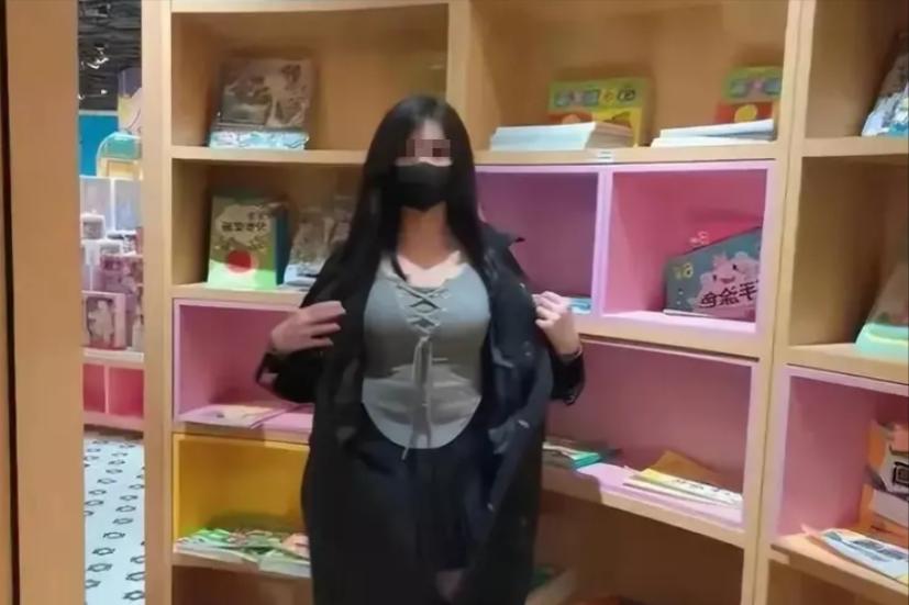 40岁辣妈“晒胸”成瘾，公共场所拍120多张“裸照”，警方已拘捕