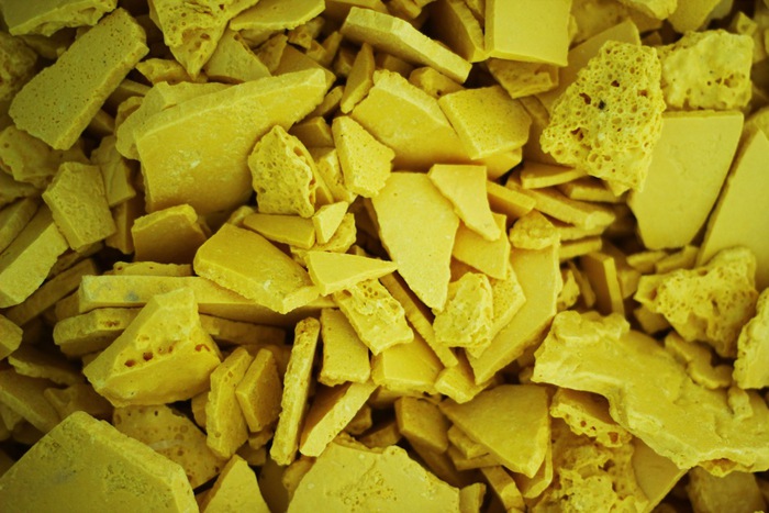 印度尼西亚火山矿工,印尼矿工火山口采硫磺