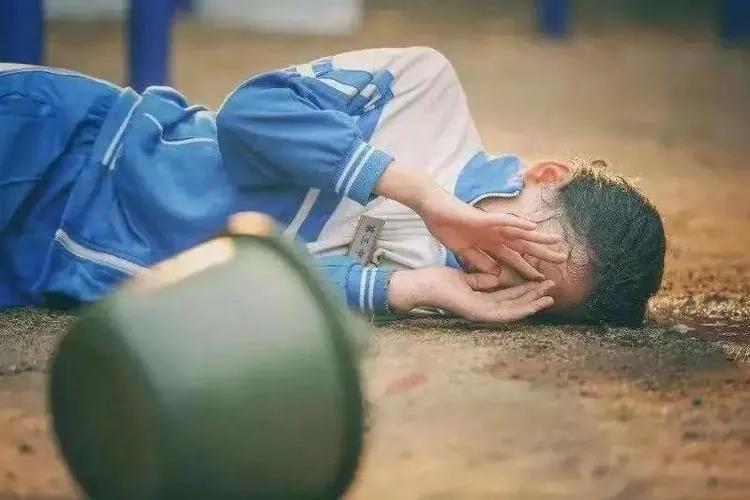 初中女生遭霸凌殴打,家暴霸凌女学生遭女生暴打