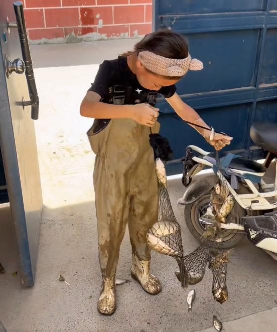 农村女孩徒手抓蛤蟆,农村抓蛤蟆姑娘