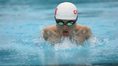 6岁小男孩失去双臂用脚写字,6岁失去双腿19岁单手爬进终点