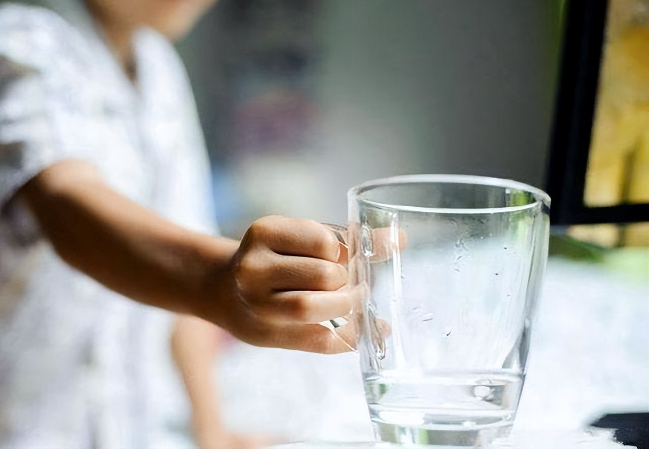 小伙捡到一块长满“金子”的石头,男子散步捡到会发光的石头给20万