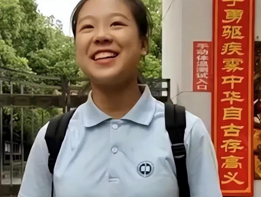高考跳一字马女生成绩,高考第一个跑的女孩一字马