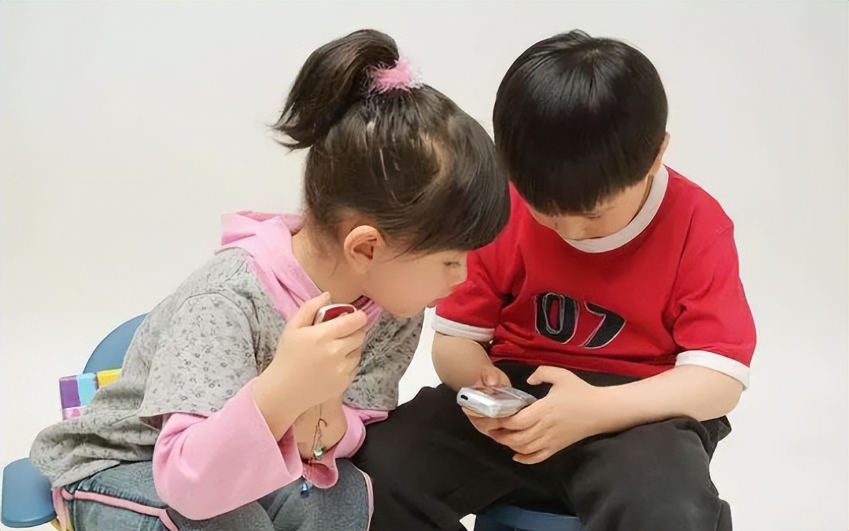 14岁女儿躲房间偷偷看“小视频”,被妈妈抓到,妈妈的反应绝了