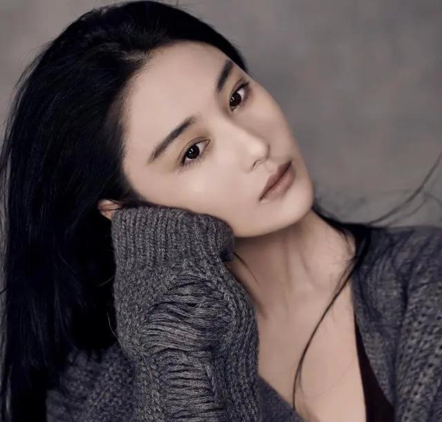 张馨予何捷婚礼晚礼服,张馨予深v礼服