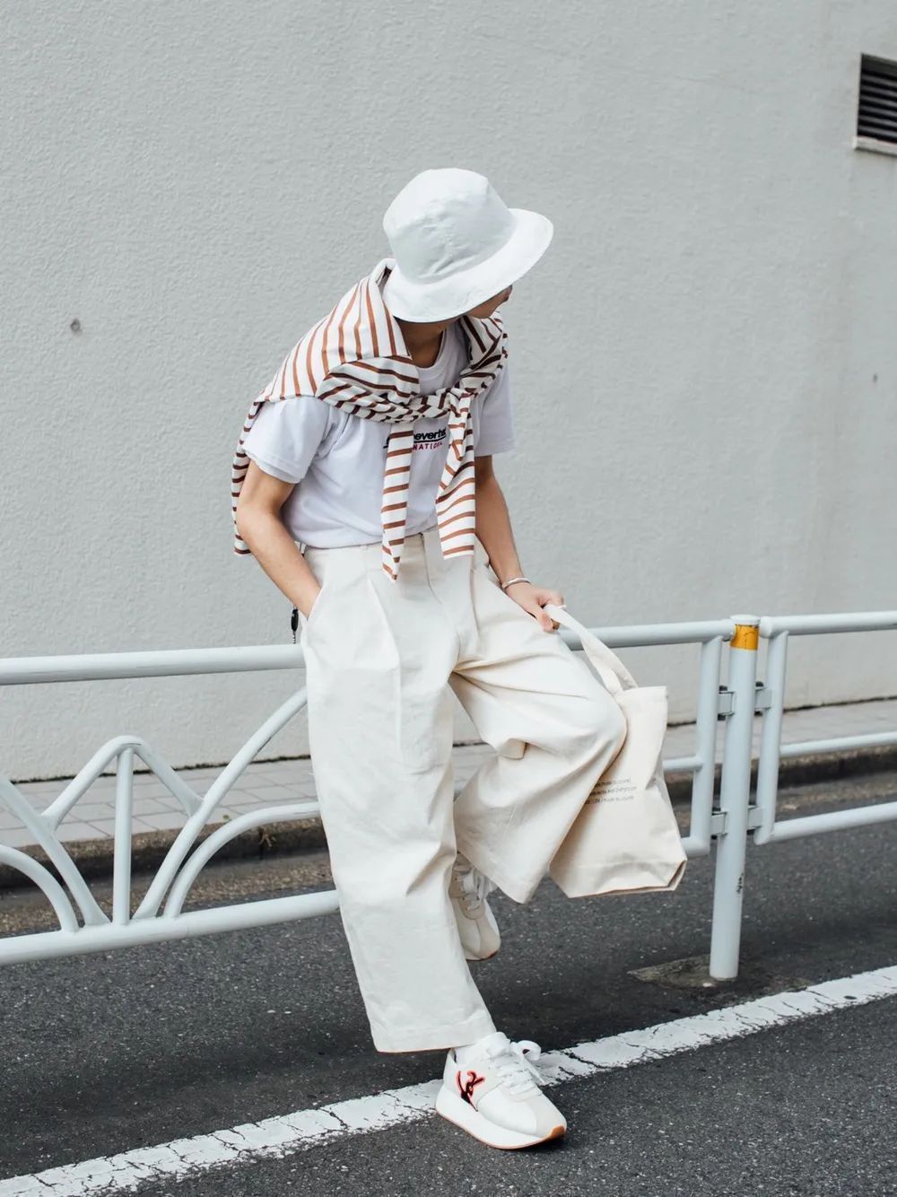 白裤子怎么穿搭显瘦,白裤子搭配上衣什么颜色好看