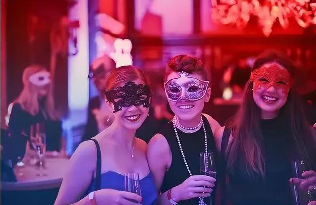 两名女子去无人售货店,女孩偷无人售货店