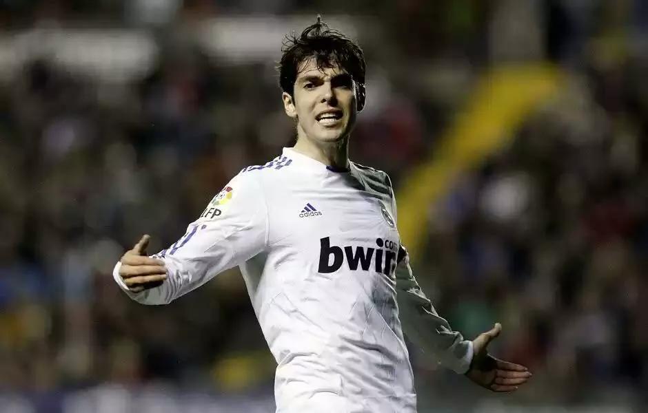 卡卡给梅西颁奖c罗还是出席,卡卡c罗梅西世界足球先生合影