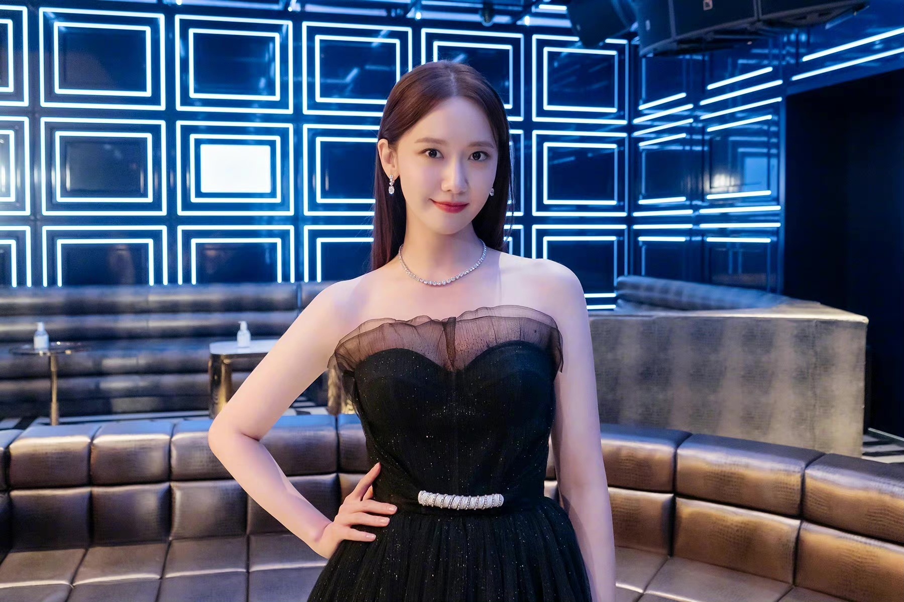 韩女星露背装走红毯,韩国女明星走红毯穿深v