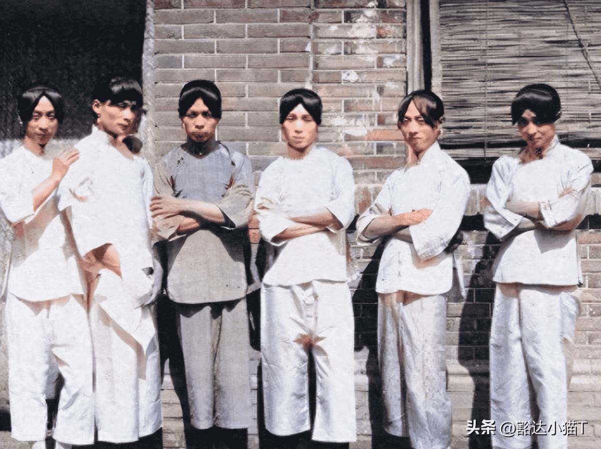 毁三观:旗人格格大腿岔开豪放洗衣,地主三妻四妾不输女明星2