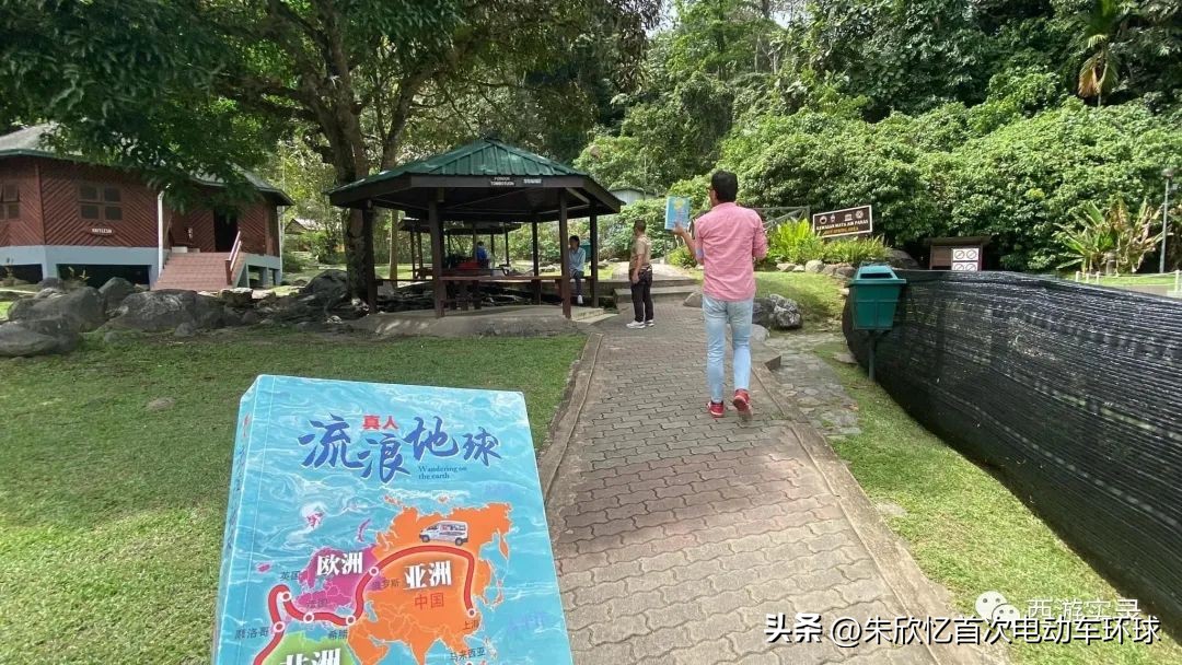 只带600就开车环绕地球一圈，还赚300万，回到亚洲又捡个华裔老婆