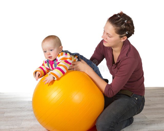 怎么锻炼8个月宝宝的精细动作,发育迟缓孩子精细运动训练玩具