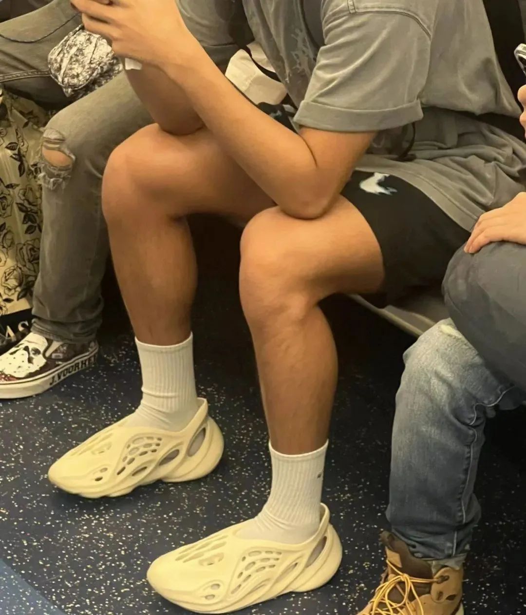 网友拍到穿校服高中生和青春擦肩,网友地铁上拍下的一幕