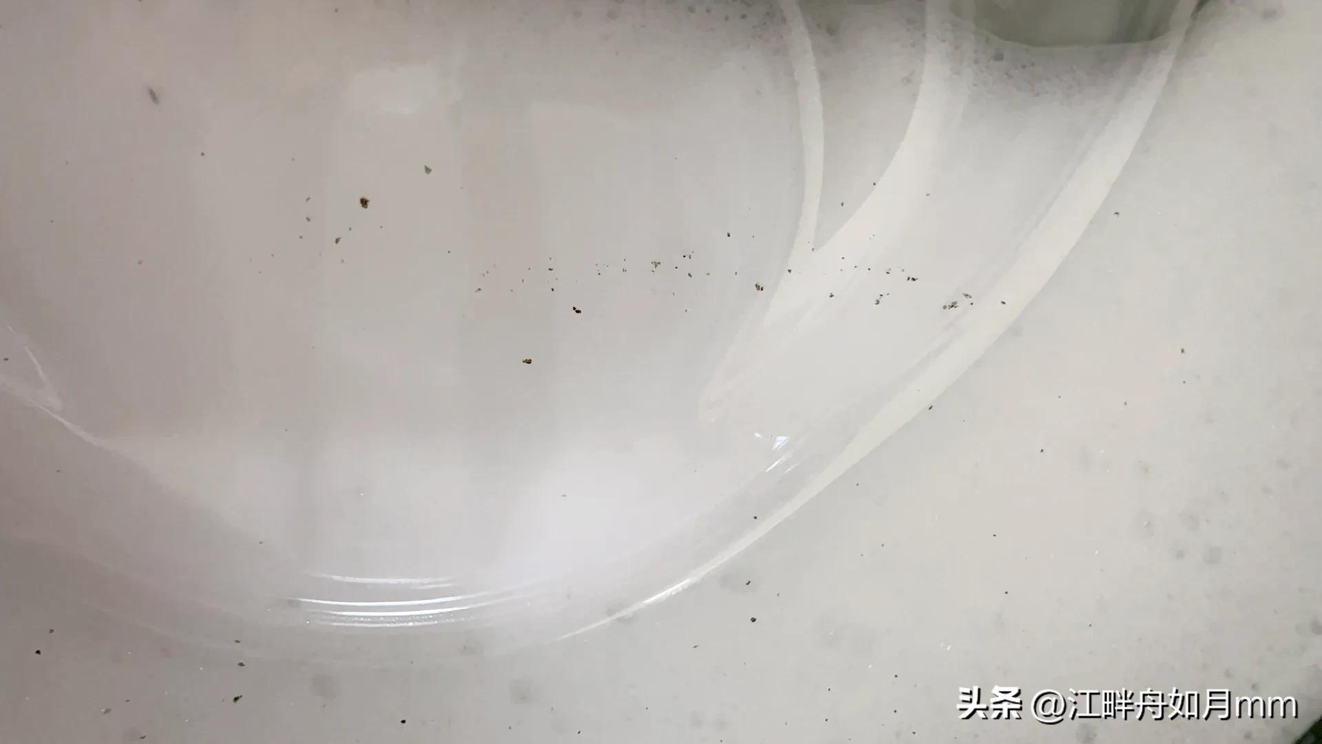 洗衣机掉的脏东西,清洗滚筒洗衣机后毛巾上有海绵