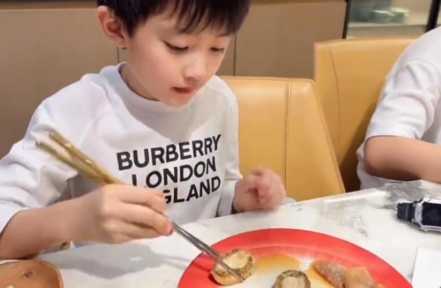 6个孩子每人配一个保姆，这位宝妈好奢侈，嫁亿万富豪住千平豪宅