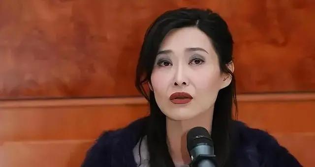 混在娱乐圈的日子“性感女神”瞬间名声大噪！全裸出镜后，她成