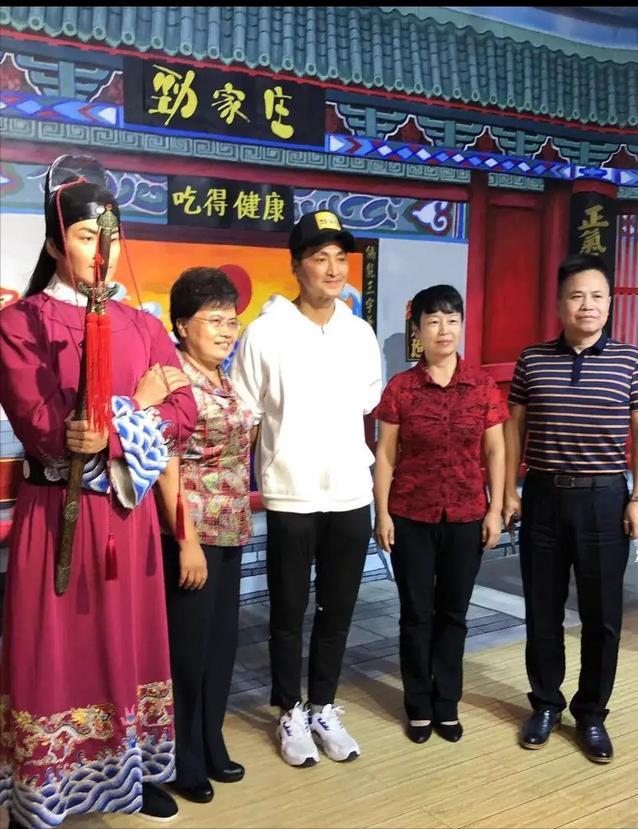 何家劲现在做老板了吗,何家劲被追求