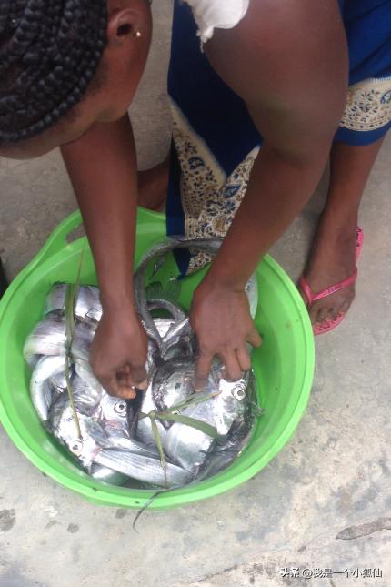 我在非洲安哥拉遇到黑人女人，她说丈夫去世了