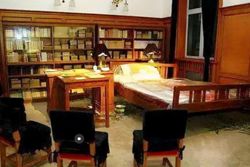 1949年，众人力劝毛主席搬进中南海，毛主席：我不搬，我不做皇帝