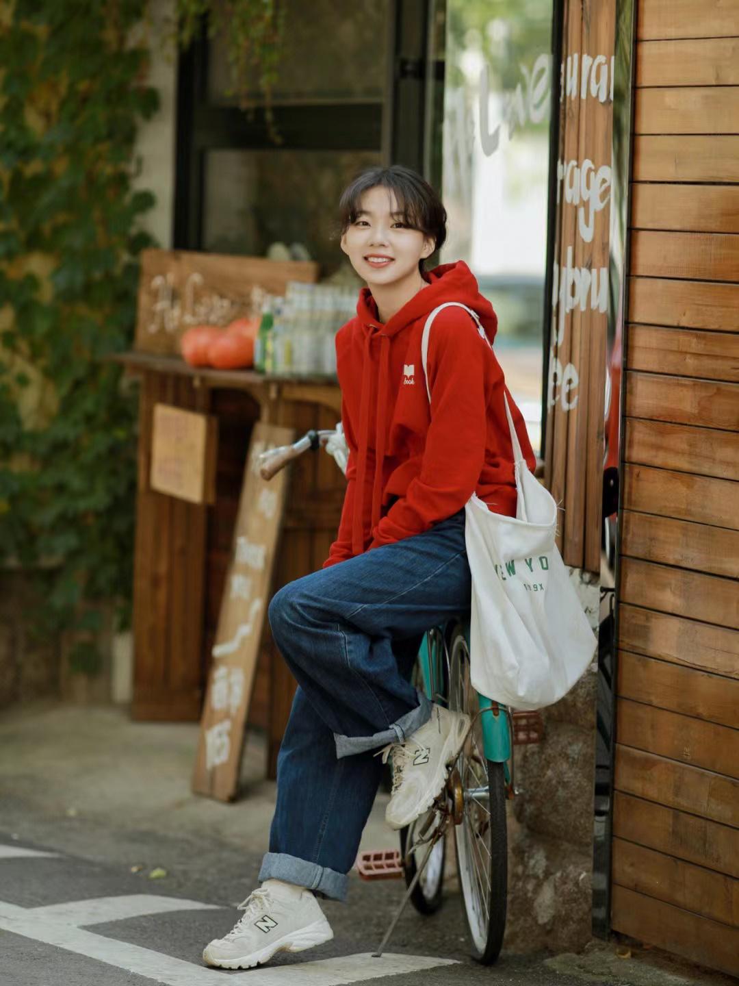 穿搭技巧秋冬卫衣的n种高级穿搭,围观今年流行的卫衣时髦穿搭