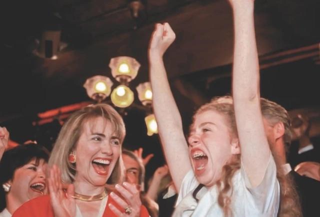 女儿是小棉袄：2010年，克林顿把女儿交到了姑爷手上，忍住没有哭