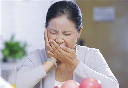 牙齿总是酸软无力是怎么回事,牙齿总是使不上劲怎么回事