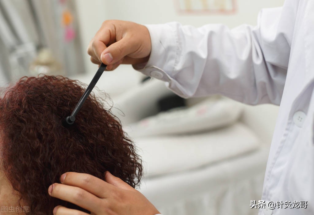 花甲偏瘫老人天天被打能治病？敲打经络降血压？莫让这些偏方害人