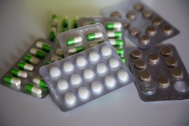 感染新冠后咽痛发烧吃什么药,中药治疗新冠肺炎的中成药有哪些