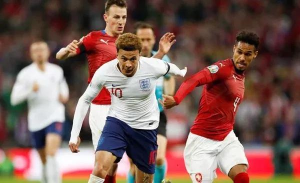 中国足球滑跪,中国足球能走得更远