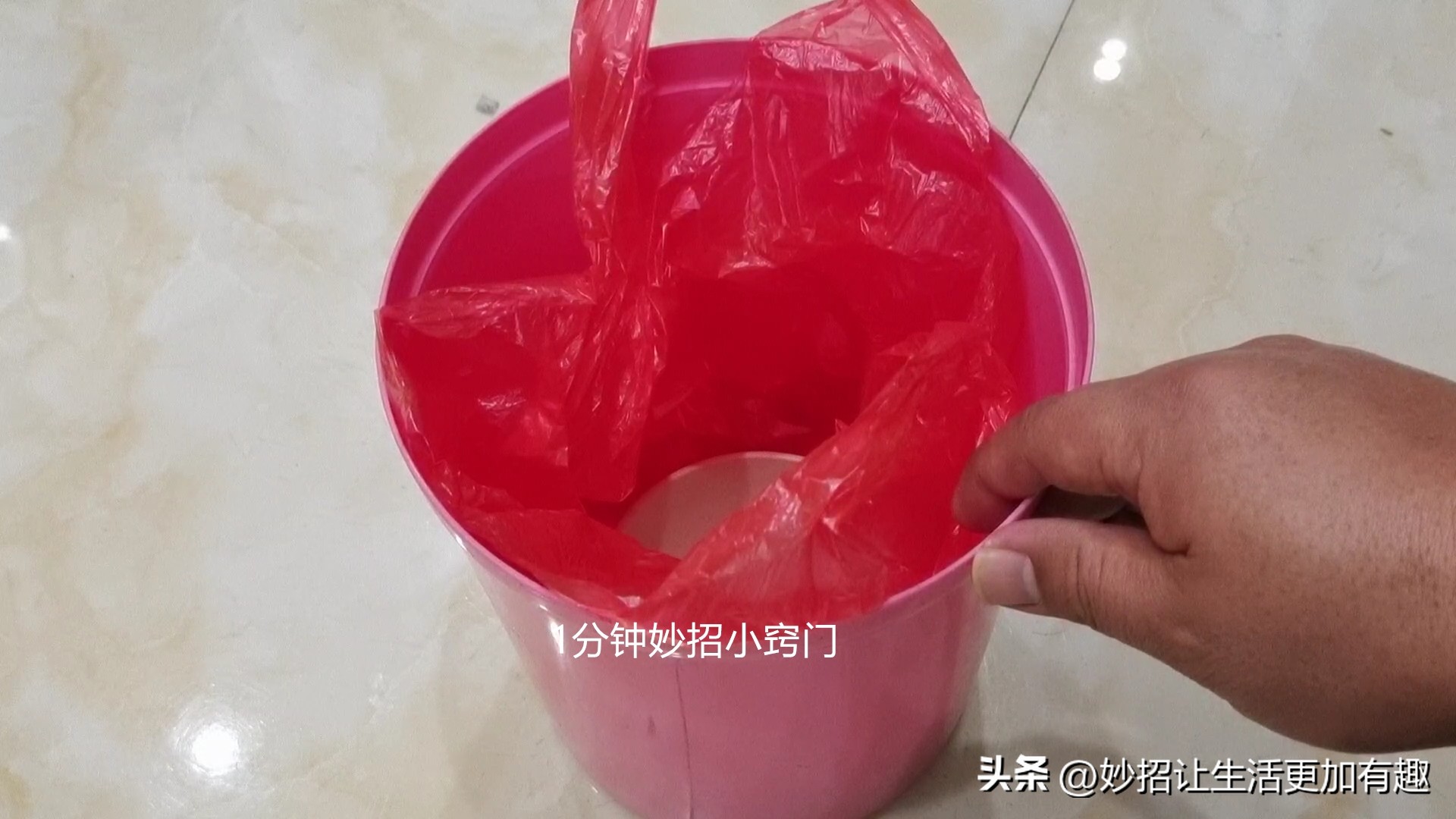 垃圾桶穿钢丝的方法,用丝袜如何固定垃圾桶