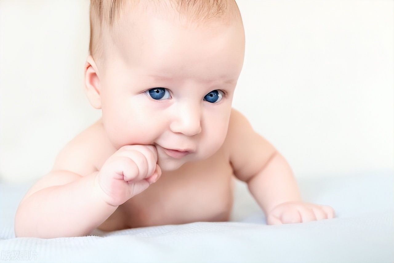 宝宝老是趴着睡觉对身体有危害吗,宝宝长期趴着睡觉会怎样