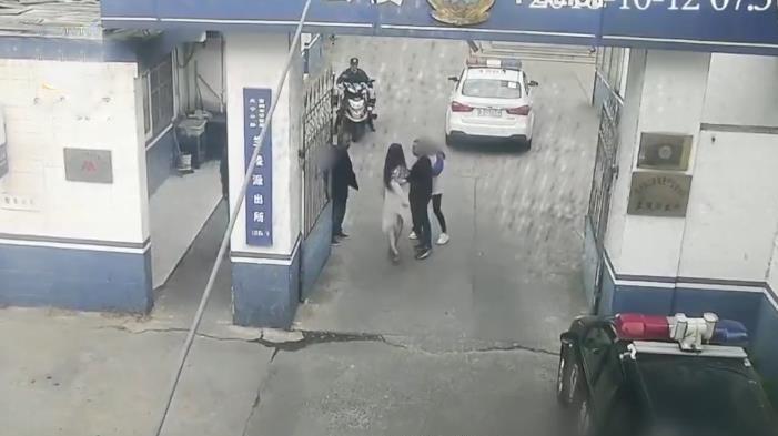 上厕所被拍*处私**！*底卧**记者：获取视频如“网购”！*拍偷**是一种癖好