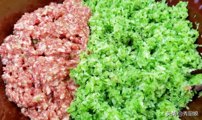 白露吃白菜韭菜馅还是芹菜馅饺子,白菜馅儿饺子放什么菜好吃