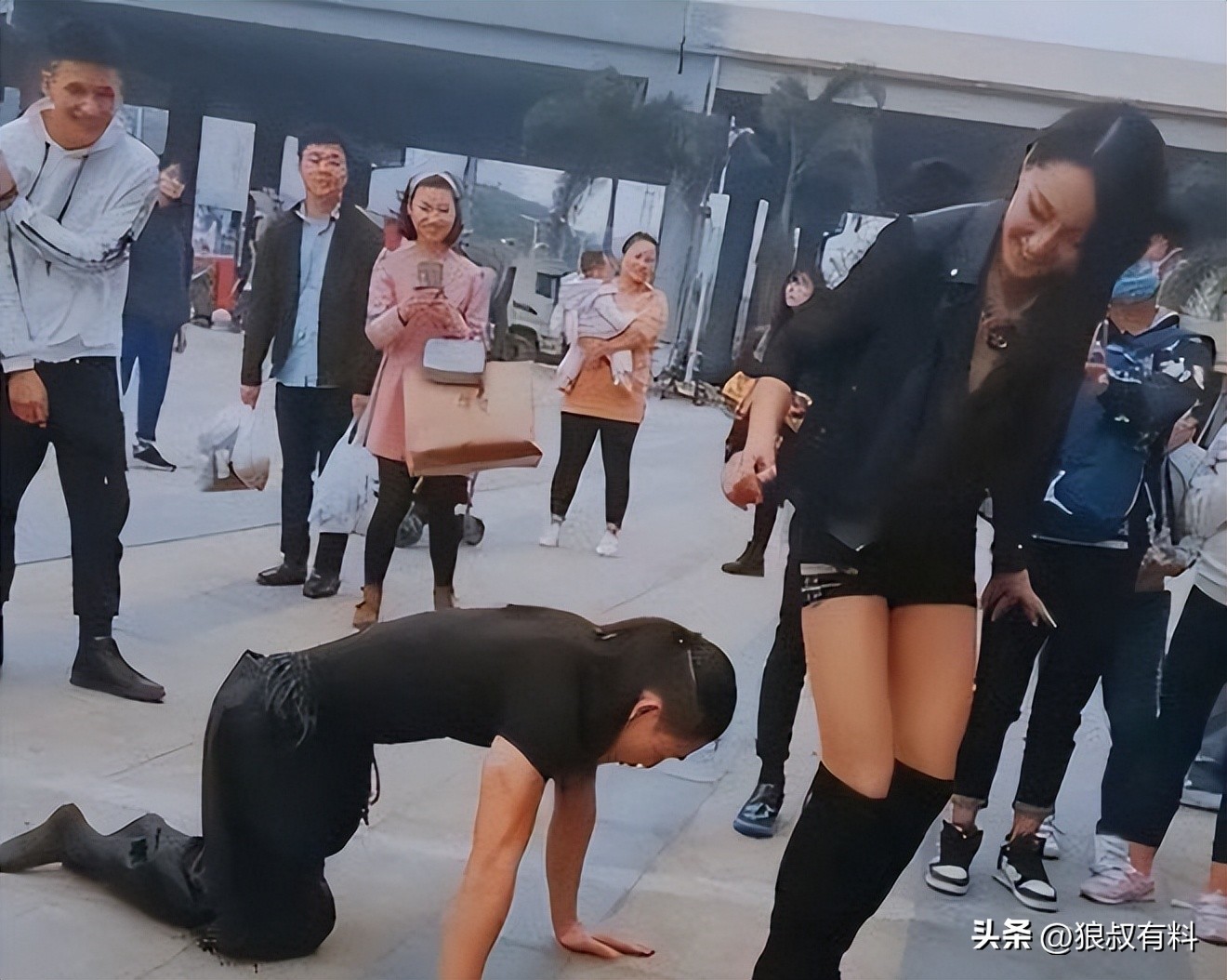 她拿烟头烫同学，逼吃头发，法庭上：快点判，我下个月过生日呢