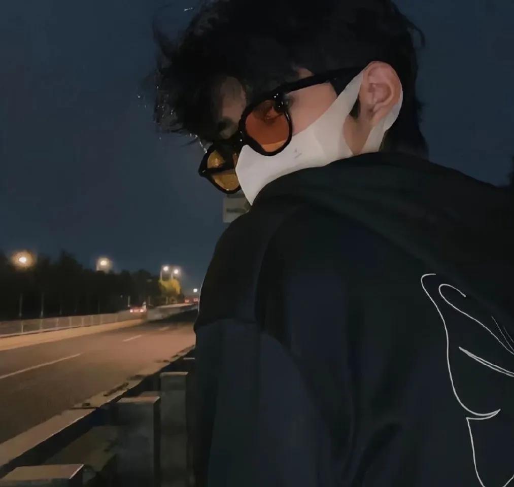 男生头像阳光简单干净,男生头像冷酷帅气