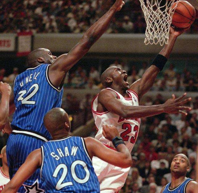 75大巨星颁奖典礼乔丹挑衅魔术师,乔丹75大巨星排名完整版