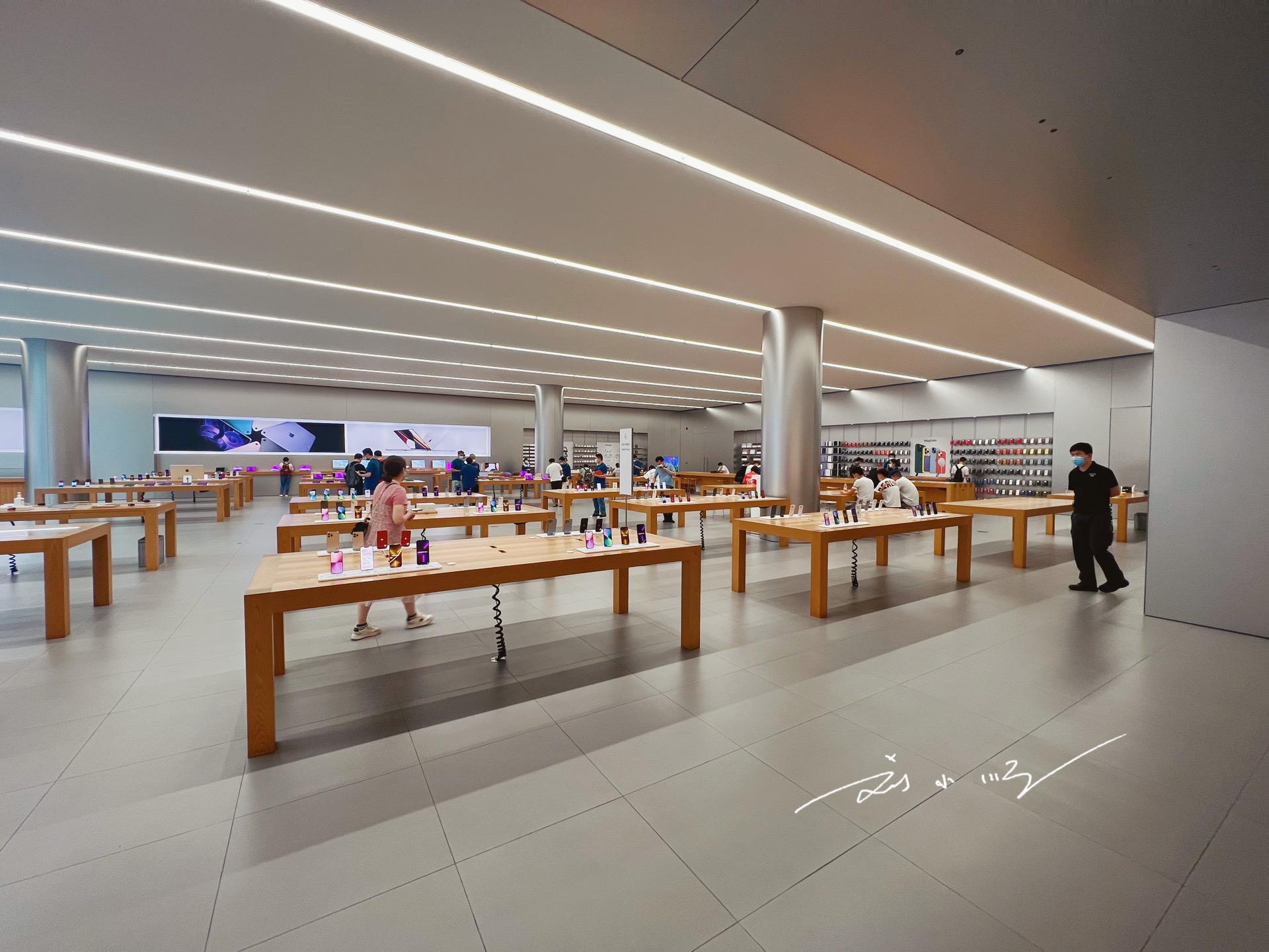 重庆有家“网红”苹果专卖店,玻璃入口吸引眼球,却被批评是模仿