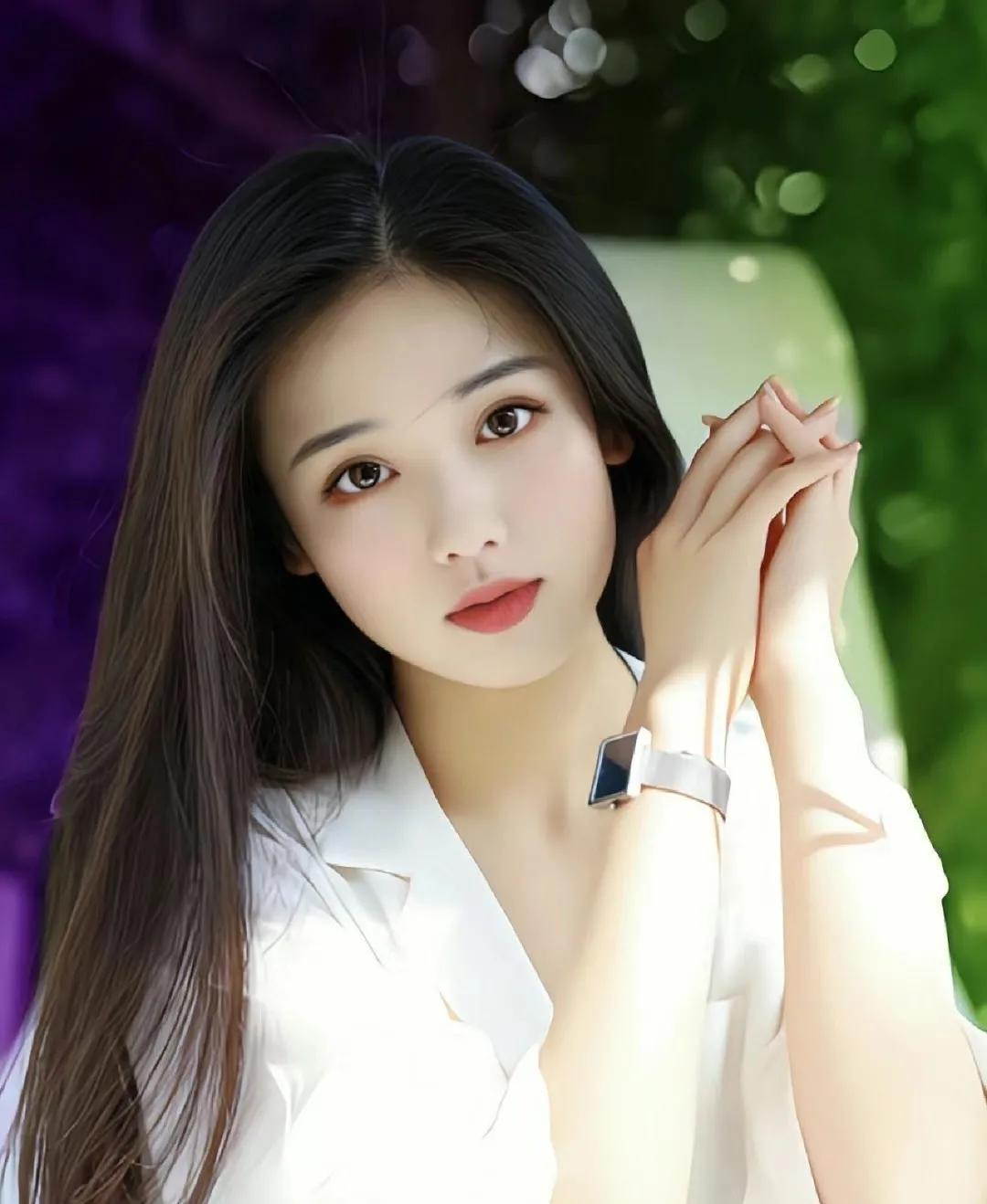 班花指着校草就这样的男生我一晚就能把他拿下让他乖乖给我当舔狗