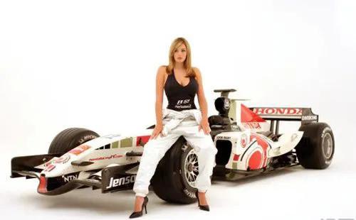 姬莉哈泽尔英文名,英国足球超模姬丽哈泽尔视频