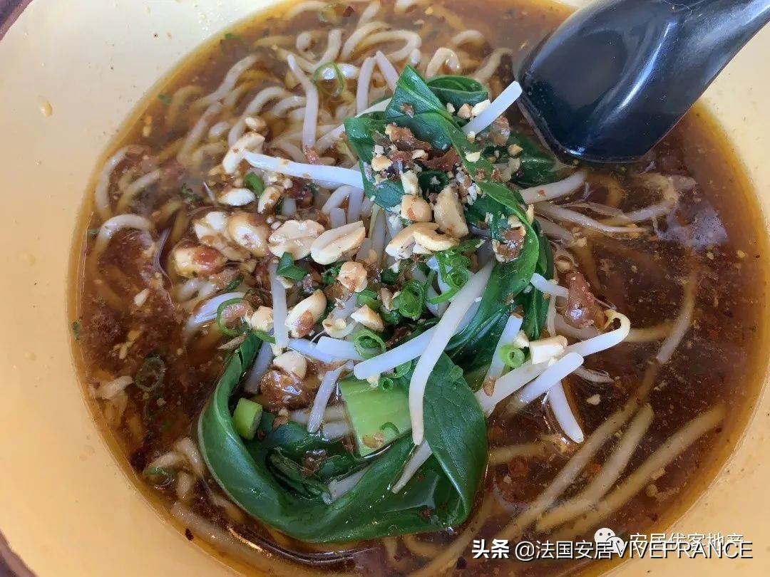 走起喝羊肉汤嘛！烤鱼毛血旺，还有生煎小面