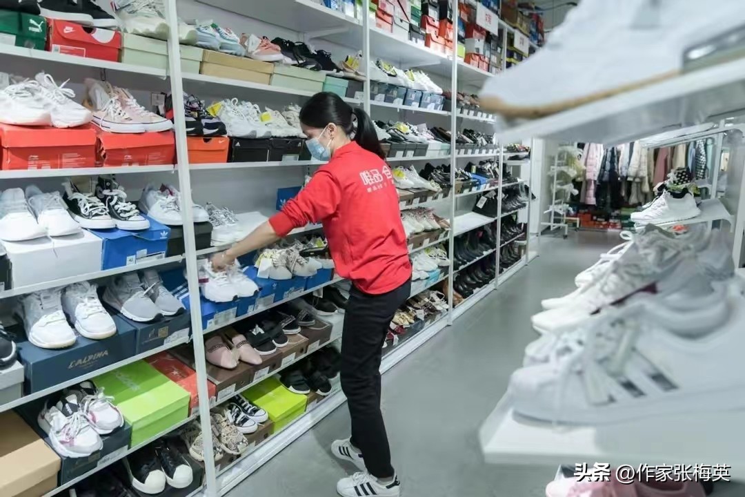 安踏和阿迪达斯哪个值得购买,宁愿买大牌也不买几千的包包