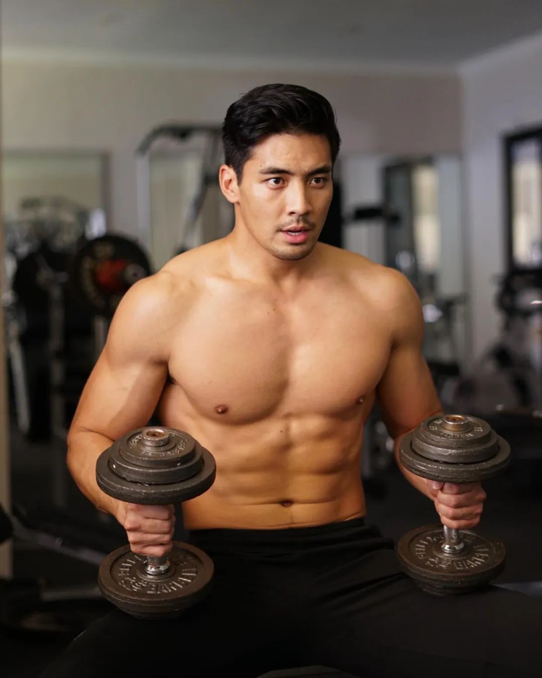 亚裔男星曾做人肉沙包，在好莱坞熬了十年终于出头！