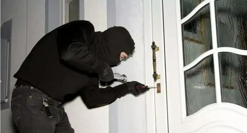 中俄列车大劫案慈善家,中俄列车大劫案邵迅怎么被抓到的