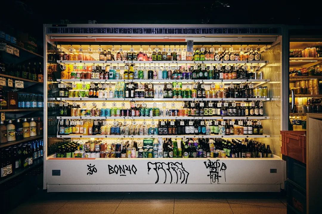 在上海马路上喝酒睡觉,上海长乐路街边喝酒