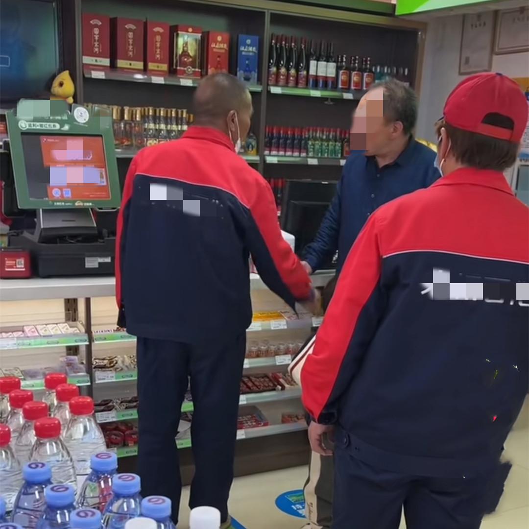 12岁男孩花15万网购玩具后续,儿子拆快递玩具