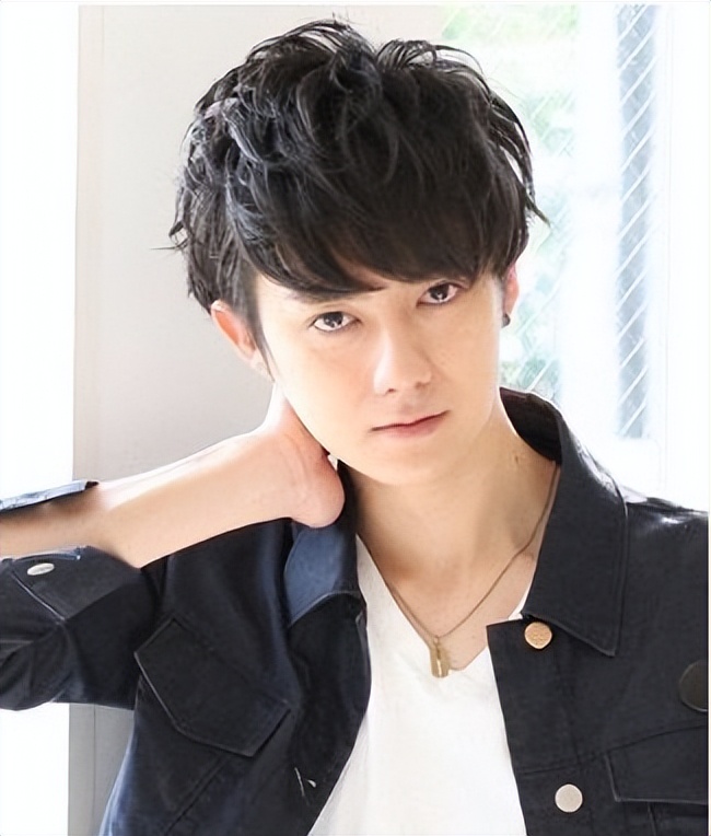 男人到40岁要理什么发型才更好看,男人过了40岁发型这样剪精神帅气