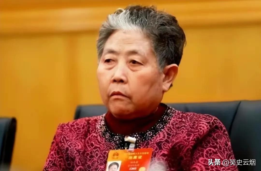 大儿子楼盘烂尾小儿子砸了招牌,大儿子房子被砸