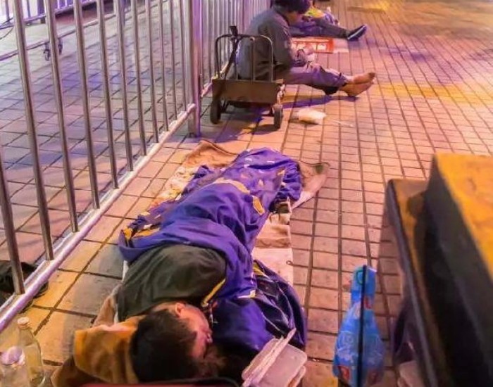 香港富豪贫民窟生活,香港百亿富豪穷人
