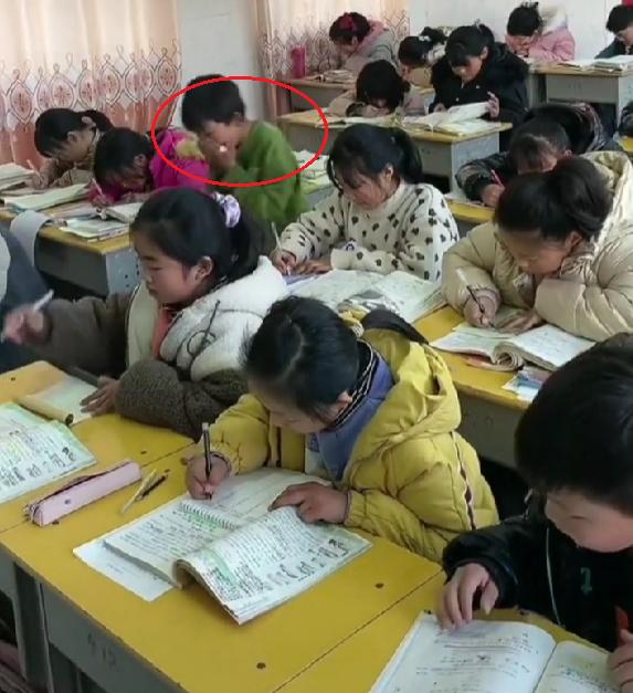 小朋友穿着薄衣服冻得瑟瑟发抖,河南小男孩穿单衣冻得瑟瑟发抖